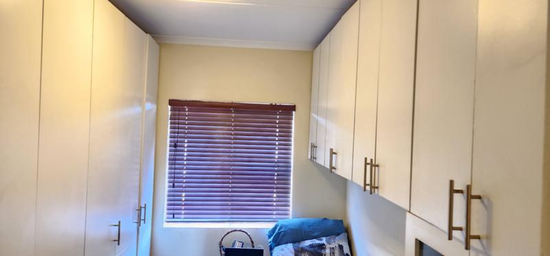 2 Bedroom Property for Sale in Goodwood Central Western Cape